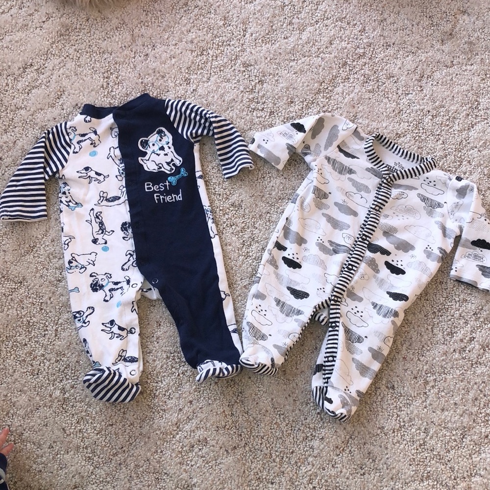 Two baby footie onesies 🌟